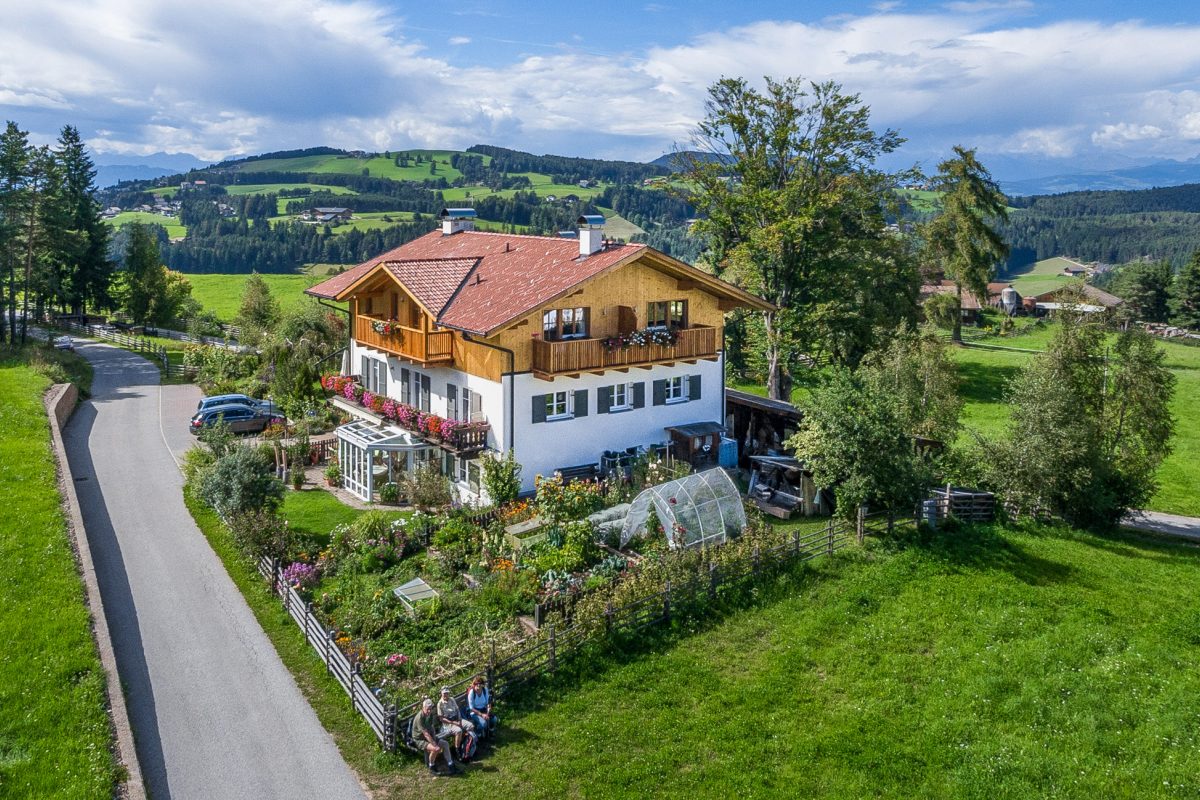 Haus Schlernblick inmitten von Wiesen und Wäldern