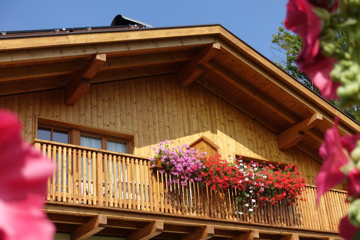 Blumengeschmückter Holzbalkon am Haus Schlernblick