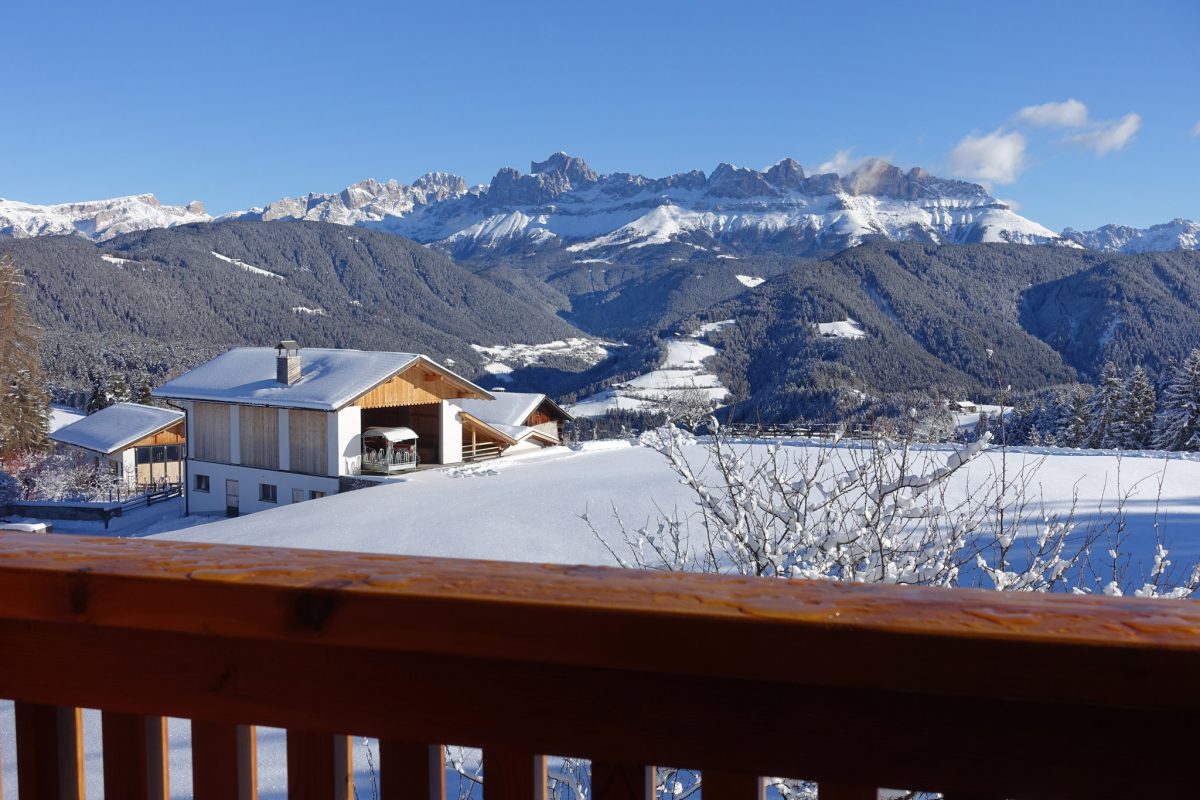 Winterlicher Blick vom Balkon auf die Dolomiten
