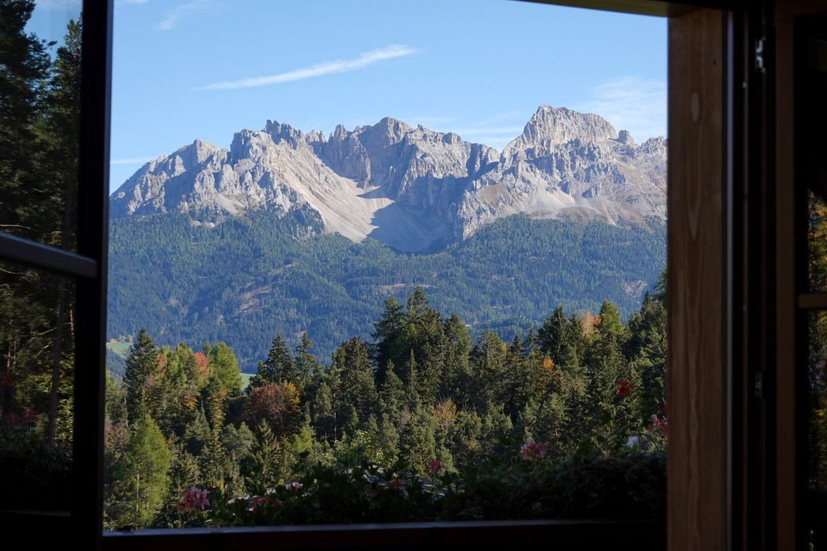 Dolomitenblick durch ein offenes Fenster